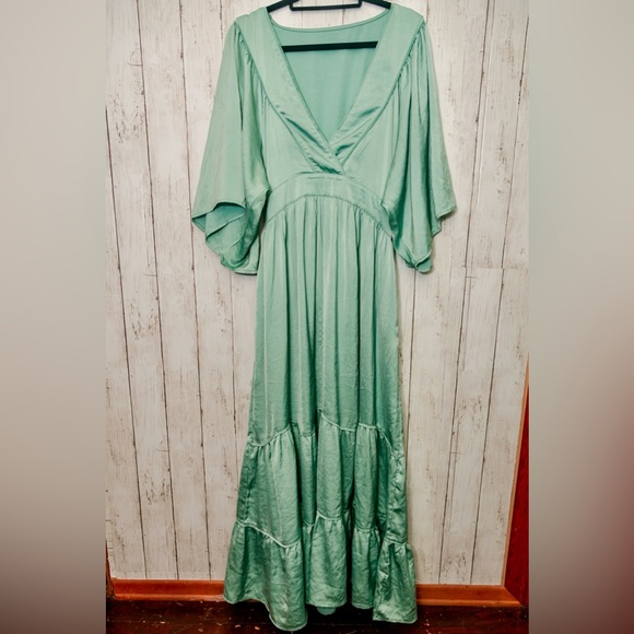 Beautiful boho sea foam green dress with flutter sleeves and pockets! - Picture 1 of 3